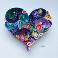 Красивое сердце из цветной бумаги, сделанное техникой квиллинг.
