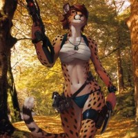 Девушка-гепард в осеннем лесу с автоматическим оружием.