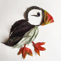 Птица тукан из разноцветных листьев от деревьев