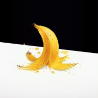 Нарисованная красками кожура банана на белой поверхности