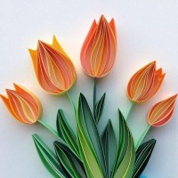 Аппликация в виде оранжевых тюльпанов, сделанная из полосок цветной бумаги