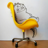 Нарисованный дракончик сидит в миниатюрном жёлтом кресле