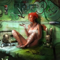 Девушка с короткими красными волосами сидит на кровати в мрачной комнате