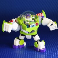 Лего Buzz Lightyear внутри робота стилизованного под этого персонажа.