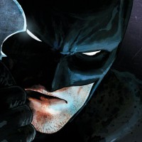 Бэтмен держит бэтаранг рядом со светящимися глазами.