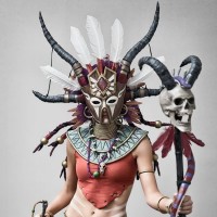 Косплей девушка-колдуньи из игры Diablo 3 с посохом с рогатым черепом