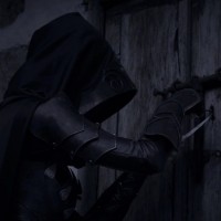 Главный герой Skyrim в чёрных доспехах с капюшоном взламывает дверь отмычками