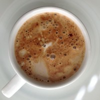 Кружка кофе сверху с множеством мелких пузырей на пене