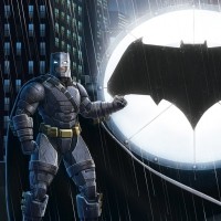 Бэтмен в тяжёлой броне под дождём рядом с бэтсигналом.