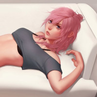 Девушка с розовыми волосами лежит на белом диване