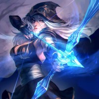 Ashe из LoL готовится к выстрелу магической стрелой.