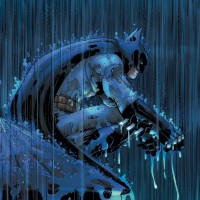 Бэтмен под проливным дождём сидит на водонапорной башне