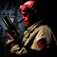 Hellboy с хмурым лицом держит пистолет у перед собой