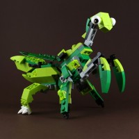 Зелёный богомол из деталей конструктора Лего
