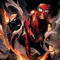 Человек-паук в изодранном костюме сидит среди огня и дыма