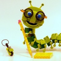 Зелёная гусеница из деталей Лего с карандашом в лапах