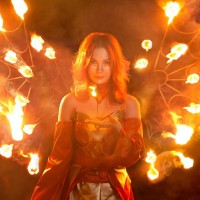Девушка в костюме Лины на огненном шоу.