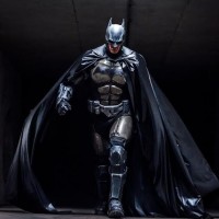 Бэтмен в бронированном костюме идет уверенной походкой