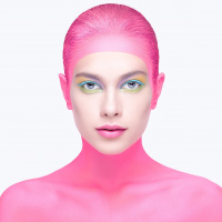 Девушка с телом и волосами покрашенными в розовый цвет