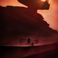 Силуэт Рэй с дроидом BB-8 на фоне разбитого космического корабля в пустыне.