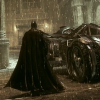 Бэтмен со спины идёт под дождём к бэтмобилю, припаркованному у ночного клуба
