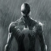 Человек-паук в чёрном костюме стоит под проливным дождём
