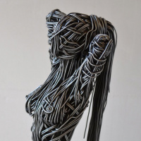 Скульптура девушки из проволоки, стоящей на коленях с руками за головой