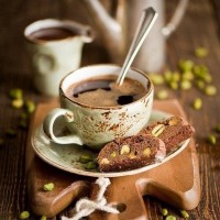 Кружка кофе на блюдце с печеньем с арахисом