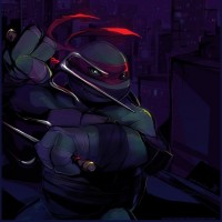 Черепашка-ниндзя Рафаэль стоит в боевой стойке на фоне ночного города