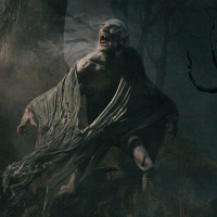 Страшный вампир в лохмотьях ходит по лесу с открытым ртом