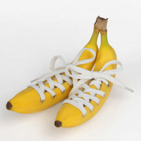 Банан зашнурованный белыми шнурками с узлом бантиком