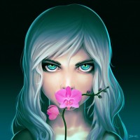 Девушка с белыми волосами и синими глазами нюхает цветок орхидеи