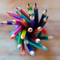 Вид сверху на цветные карандаши, которые связаны в пучок.