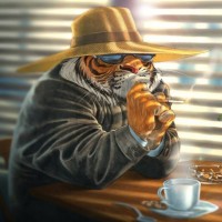 Тигр в солнцезащитных очках и шляпе сидит за столиком в кафе