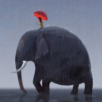 Девочка с красным зонтом едет верхом на большом слоне