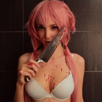 Девушка с розовыми волосами стоит с большим ножом в руке
