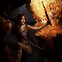 Грязная и напуганная Лара Крофт освещает пещеру факелом