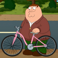 Питер Гриффин с розовым велосипедом на обочине дороги, 13 сезон - 5 серия