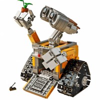 WALL-E из деталей Лего с растением в горшочке в руке.