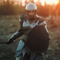 Девушка в броне с мечом и щитом в руках