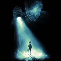 Человек с фонариком ищет инопланетян в темноте