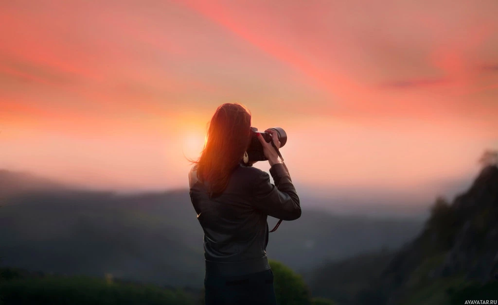 Девушка фотографируется с фотоаппаратом