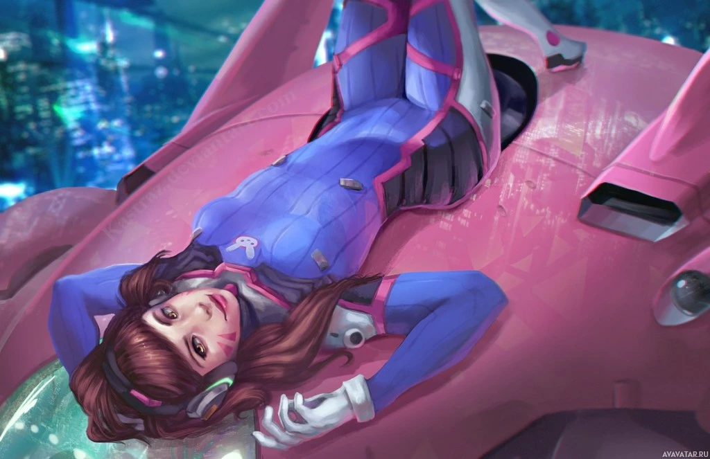 Сонный D.Va отдыхает на своем розовом мехе