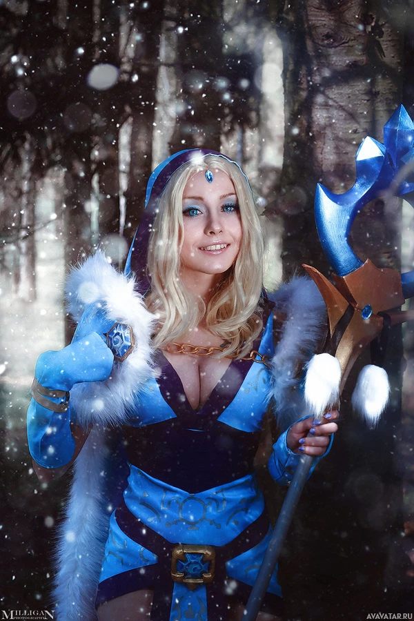 Фанат игры берет на себя роль Crystal Maiden