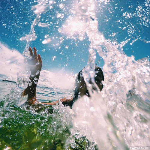 Счастливая девушка, наслаждающаяся океанской водой