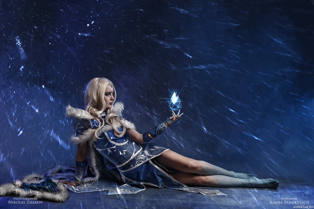 Косплеер воплощает Crystal Maiden с изяществом и очарованием