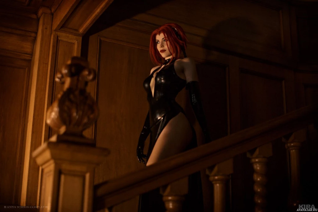 Bloodrayne cosplay демонстрирует ботинки и перчатки