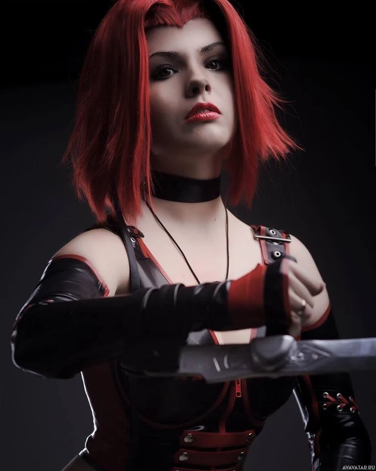 Косплей Bloodrayne с рыжими волосами и кожаным нарядом