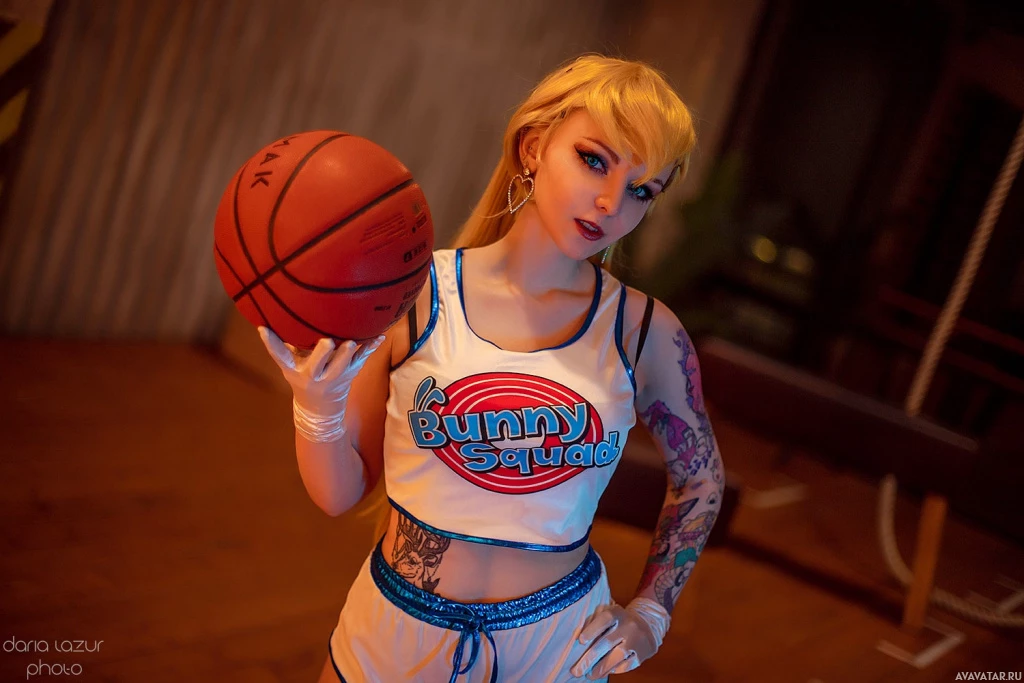 Уникальное слияние косплея и баскетбола с Lola Bunny