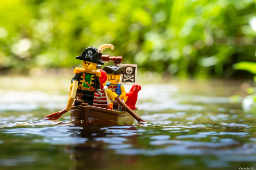 Фигуры LEGO наслаждаются водным путешествием